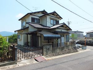 廿日市市宮浜温泉の中古一戸建ての外観と前面道路