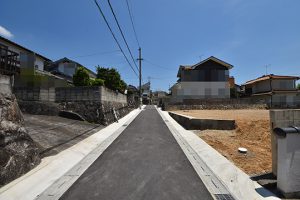 広島市安佐南区伴東2丁目の土地の前面道路写真