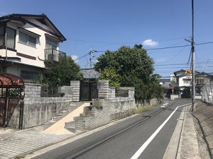 佐伯区三宅1丁目古家付き土地の前面道路を含む外観画像