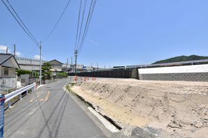 八幡3丁目全4区画の西側前面道路（北向き）