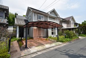 佐伯区湯来町伏谷の買取中古住宅の正面外観全景写真