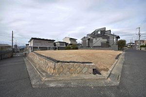 南区向洋新町3丁目の買取土地の前面道と外観全景