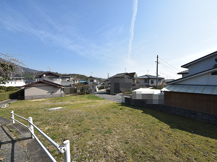 閑静な住宅街の土地を2区画割した写真