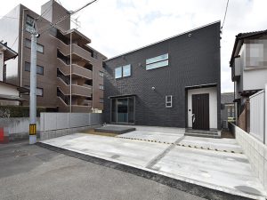 黒で統一されたシックな新築完成外観