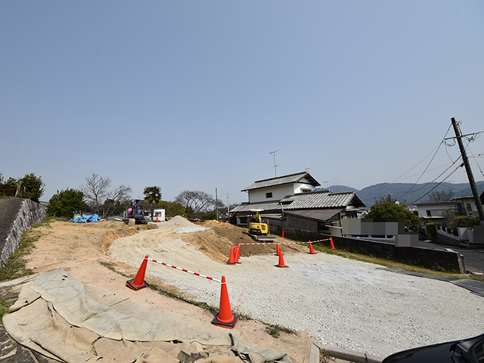 2区画に宅地造成中の全景写真