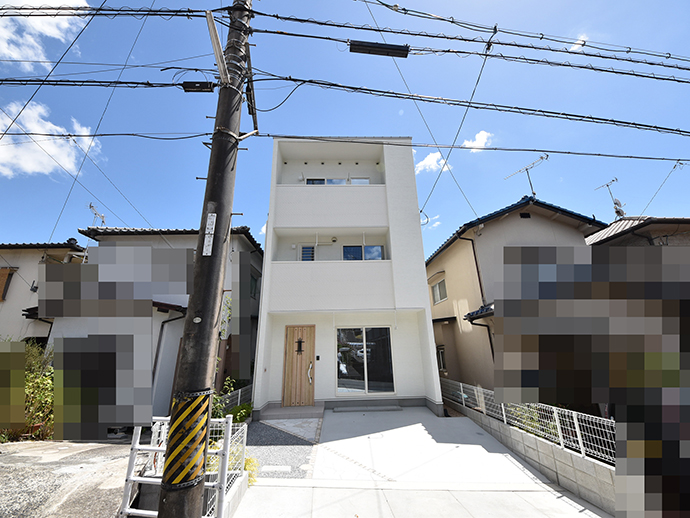 新築建売分譲住宅の正面からの完成写真