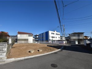 広い前面道路で陽当り良好の土地