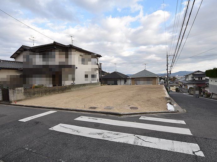 土地面積62.45坪の整形角地、更地の全景写真