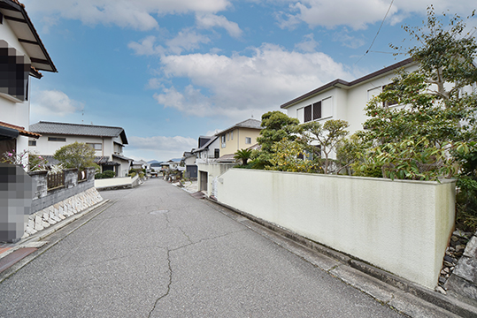 北東側の前面道路の写真