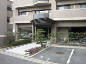 藤和己斐本町ホームズのエントランス＆駐車場
