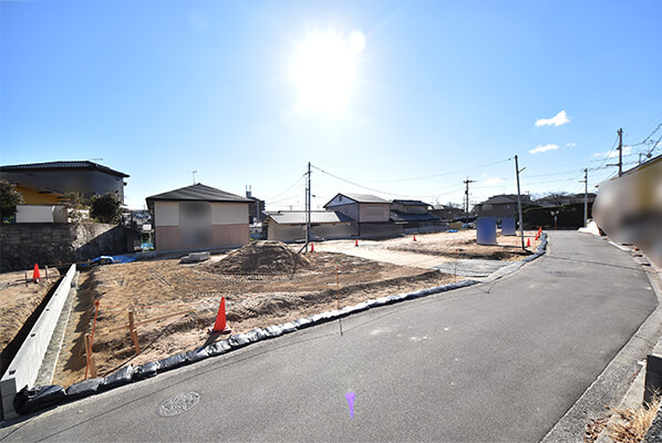 現地外観を含む前面道路